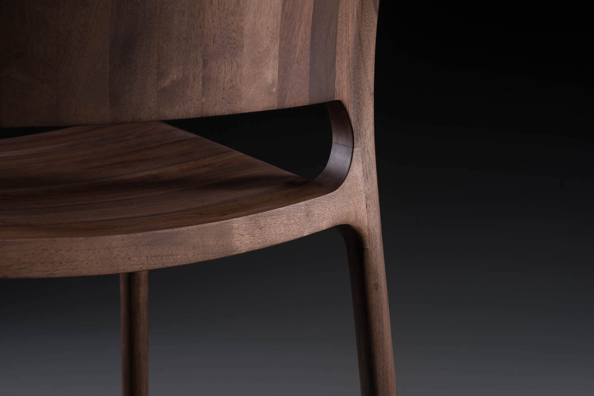 latus-stuhl-nussbaum-artisan-holzsitz