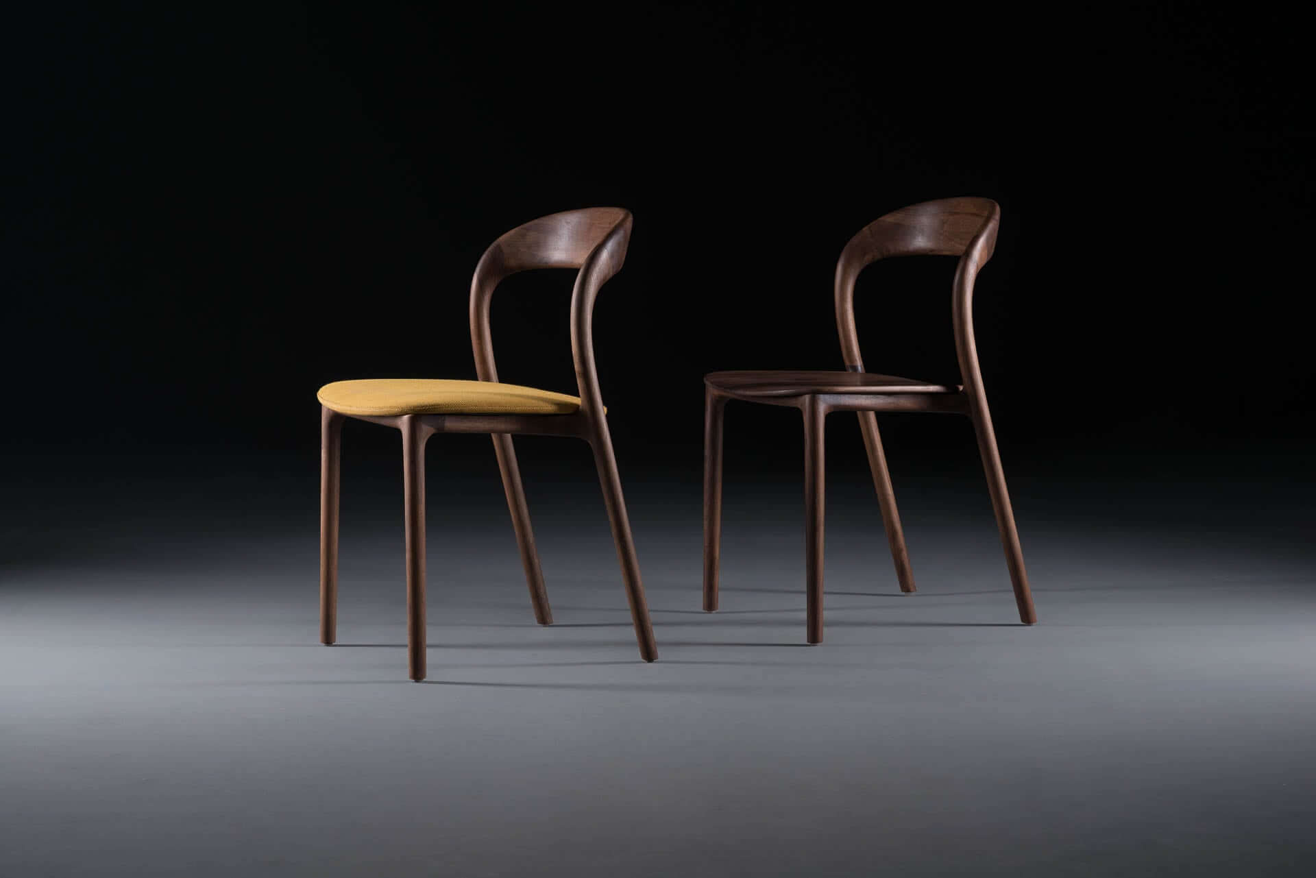 neva-light-stuhl-artisan-nussbaum-stoffsitz-holzsitz