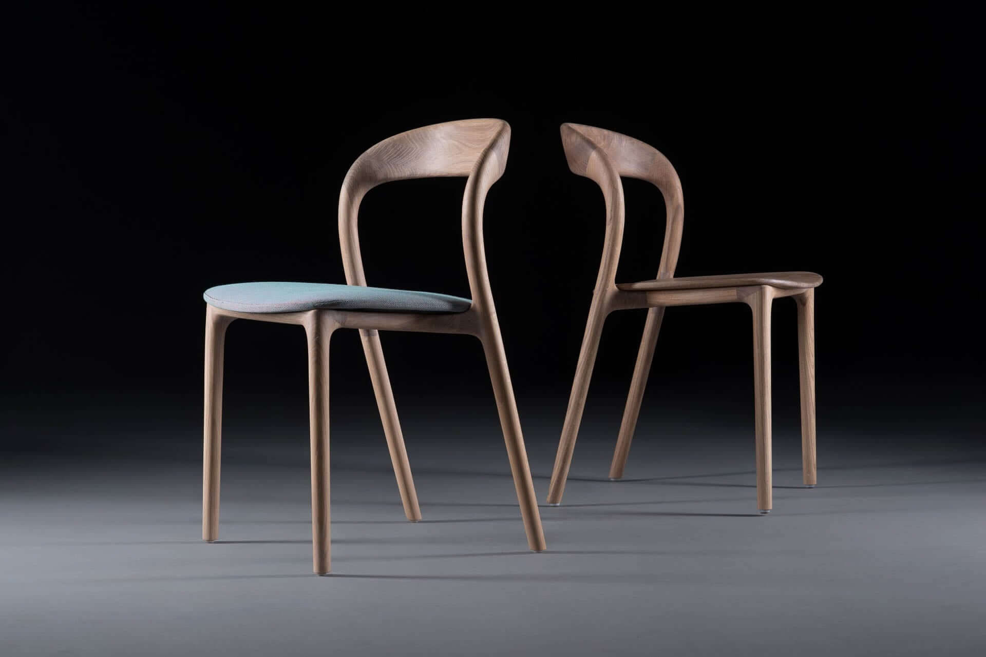 neva-light-stuhl-artisan-stoffsitz-holzsitz