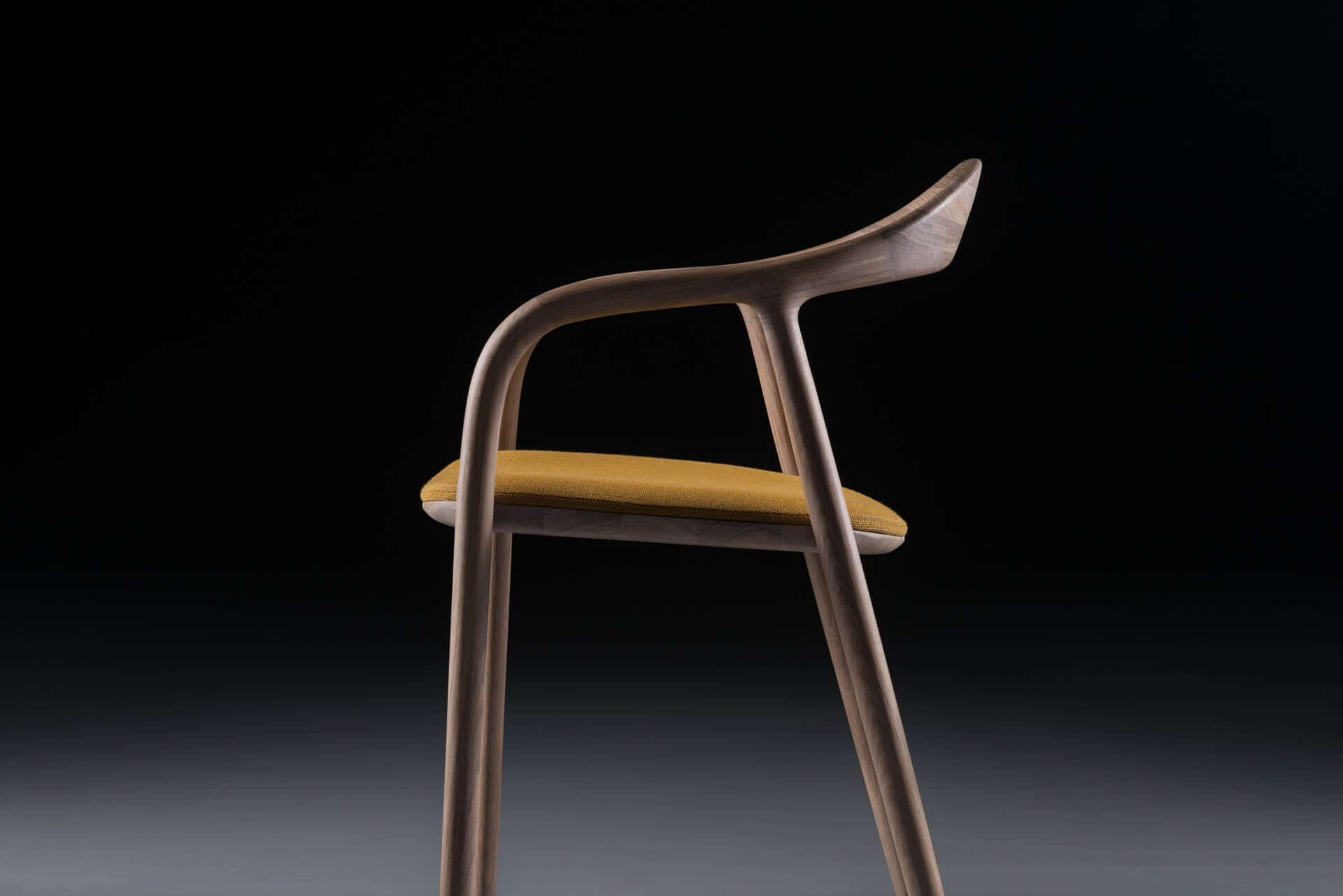 neva-stuhl-artisan-nussbaum-gelb-polsterstiz