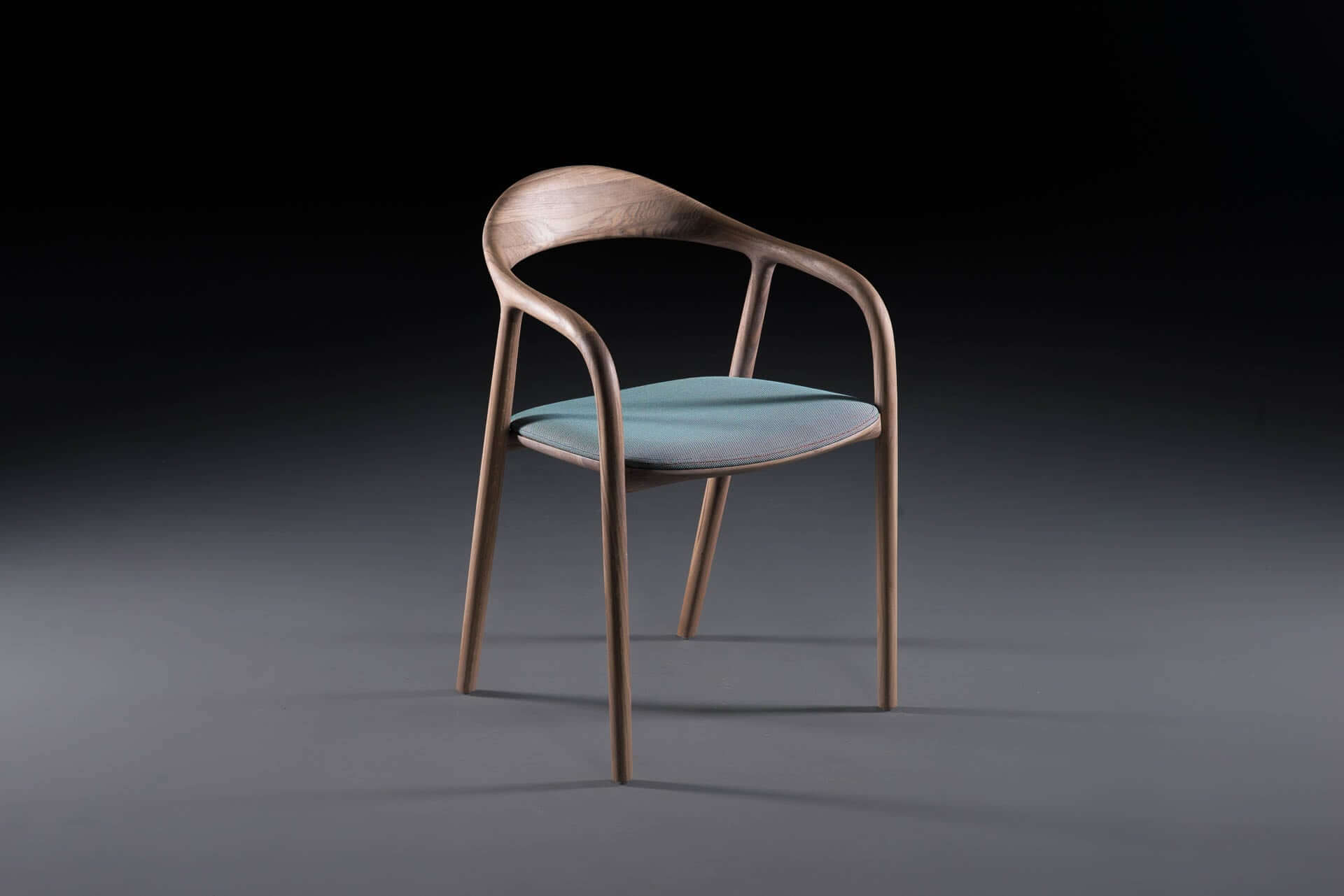 neva-stuhl-artisan-nussbaum-stoffsitz