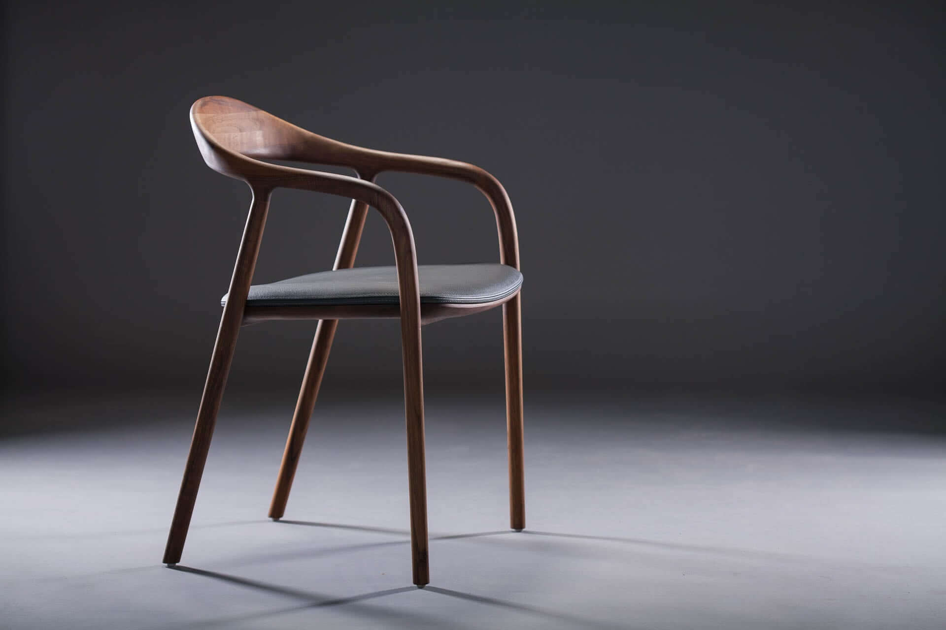 neva-stuhl-europaeischer-nussbaum-artisan