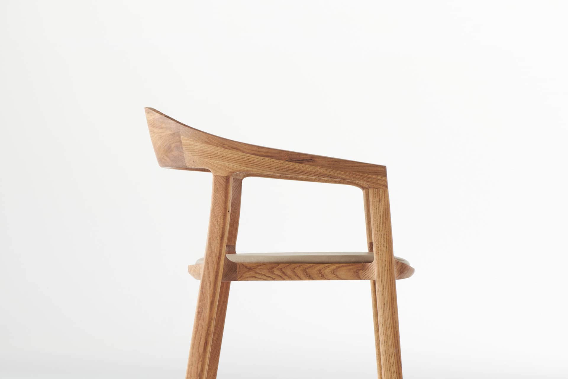 tara-stuhl-artisan-eiche-lederbezug