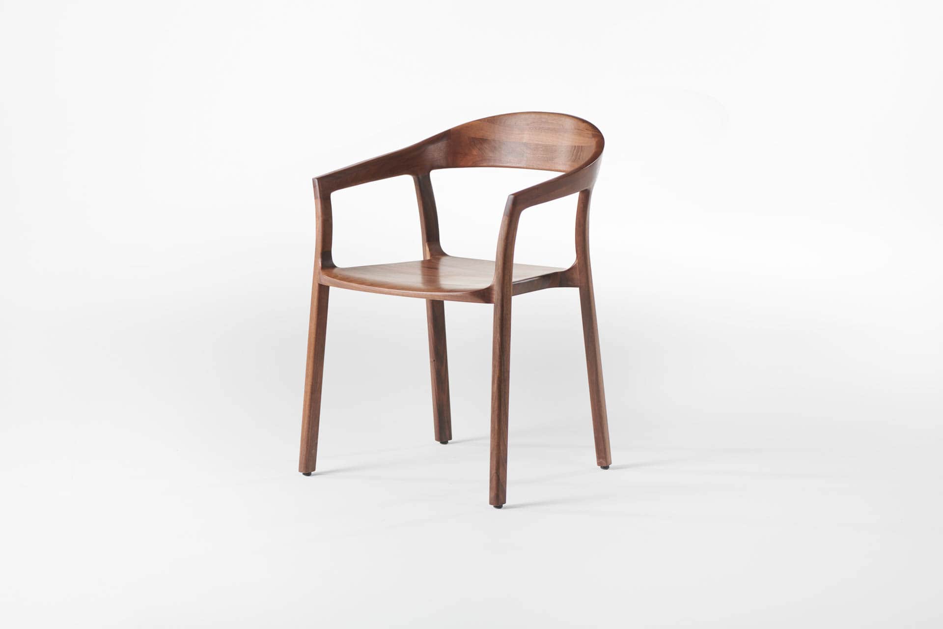 tara-stuhl-artisan-nussbaum-holzsitz