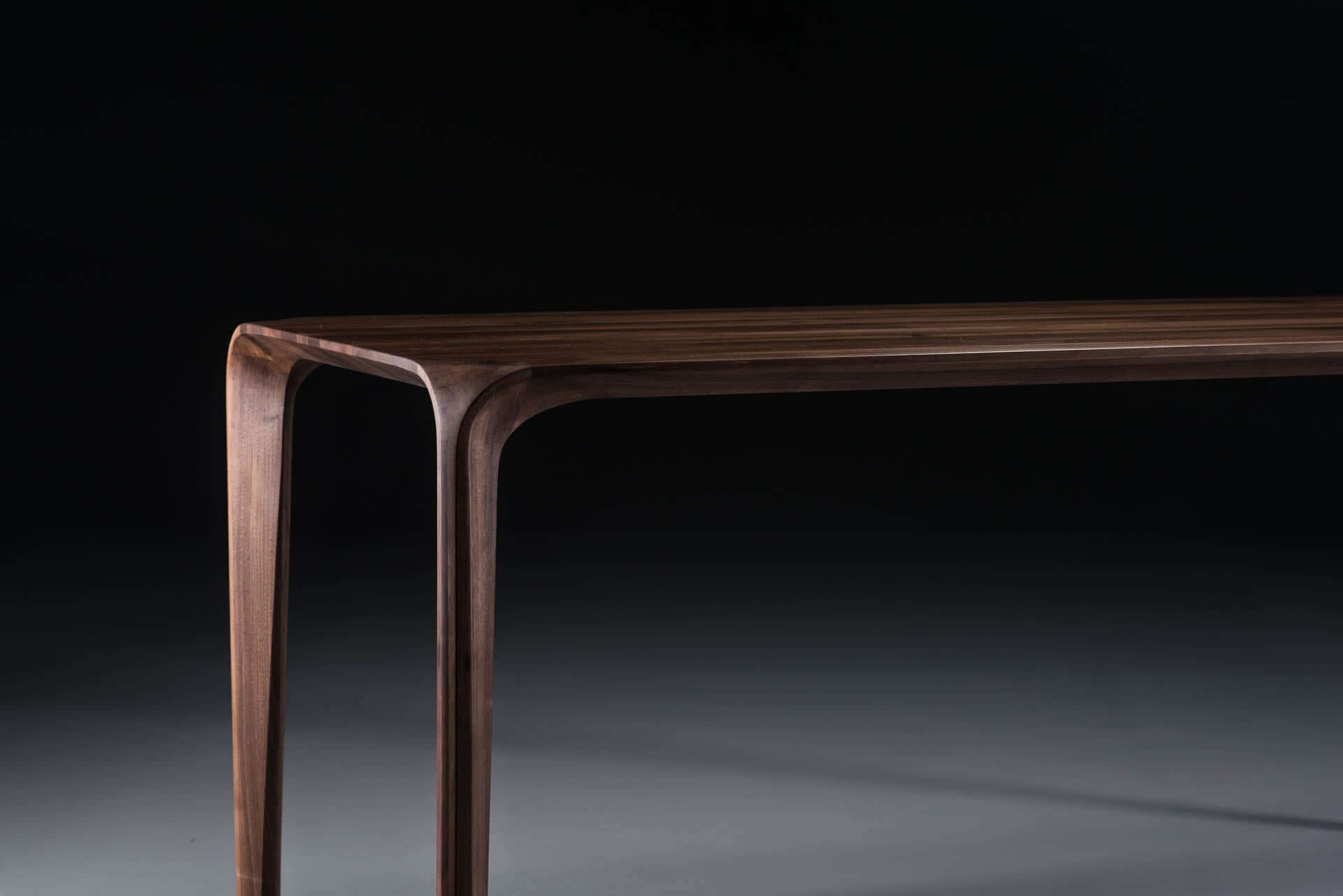 flow-tisch-artisan-amerikanischer-nussbaum