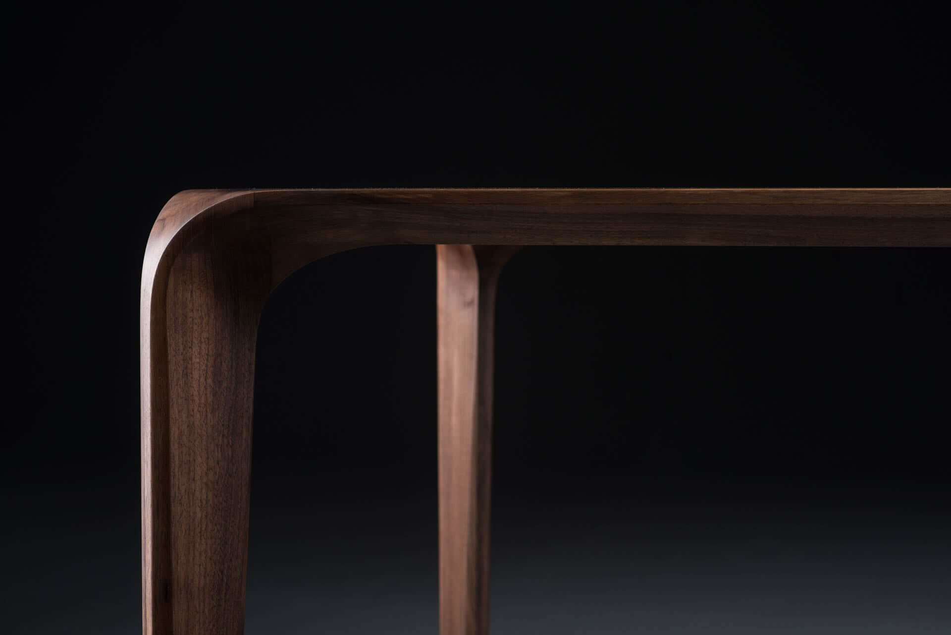 flow-tisch-artisan-massivholz-nussbaum