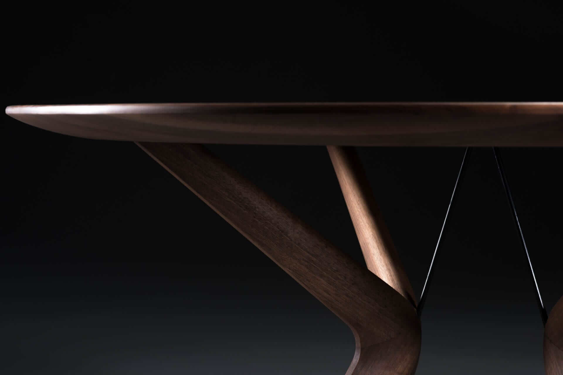 lakri-rund-tisch-artisan-ausergewoehnlich