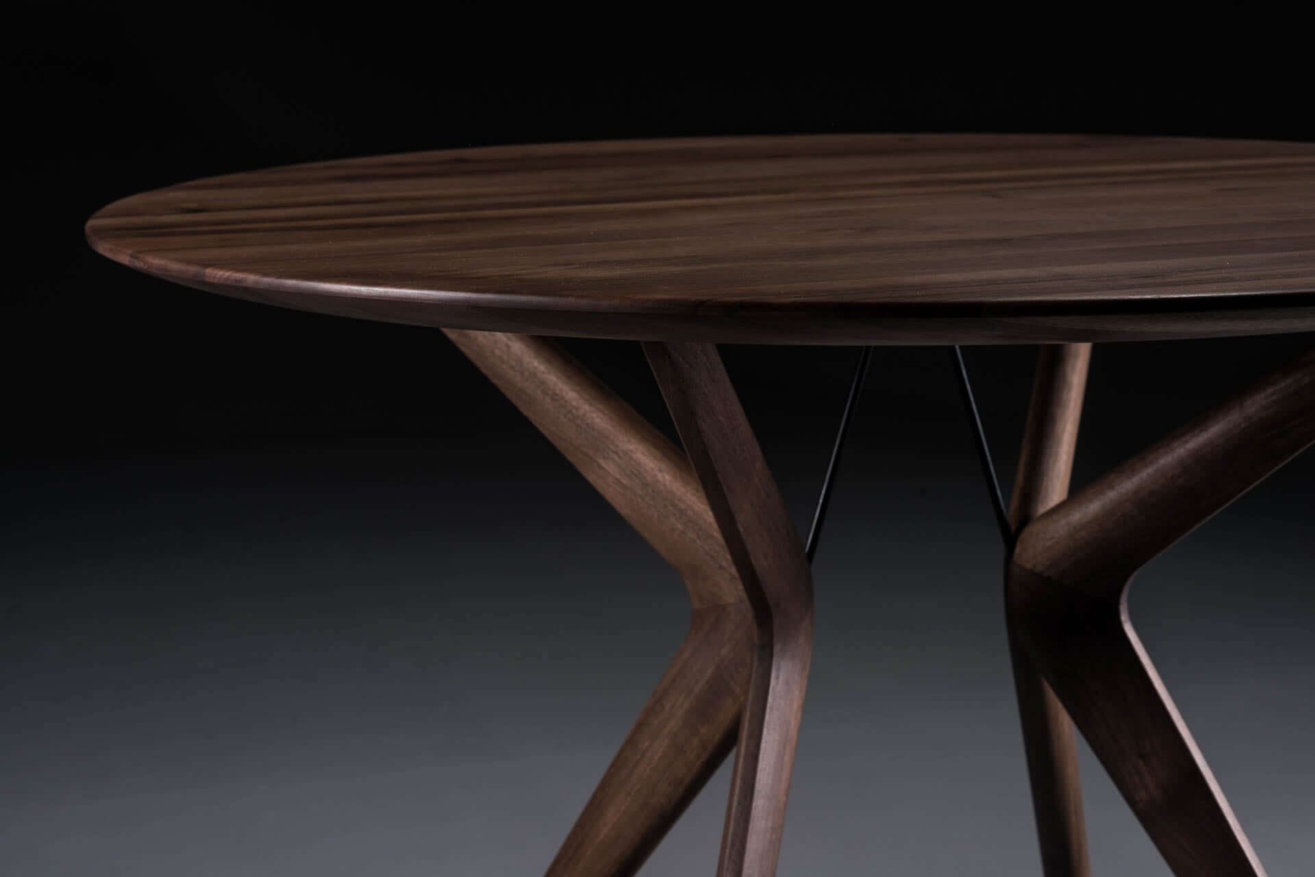 lakri-rund-tisch-artisan-massivholz