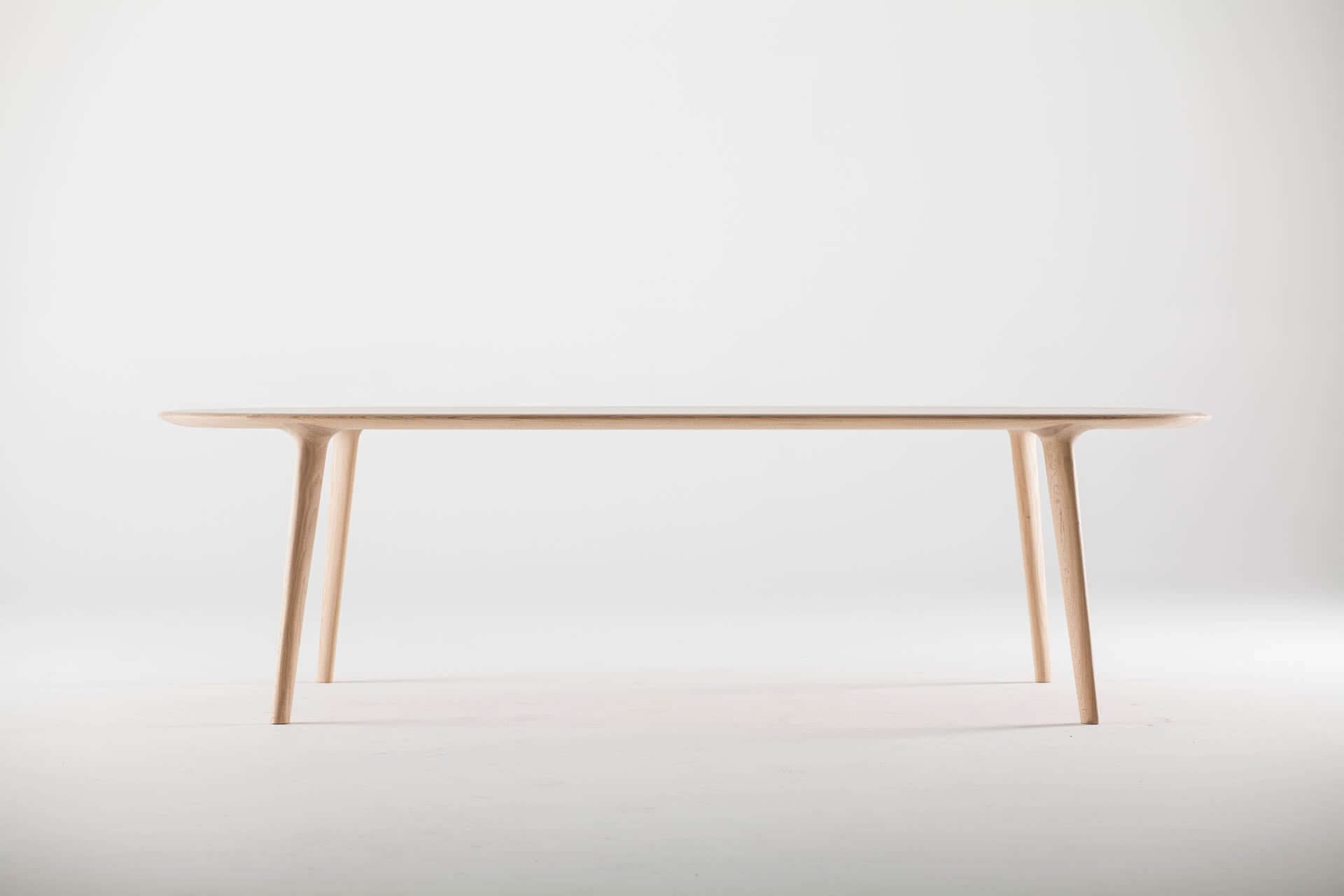 luc-oval-esstisch-artisan-massivholz