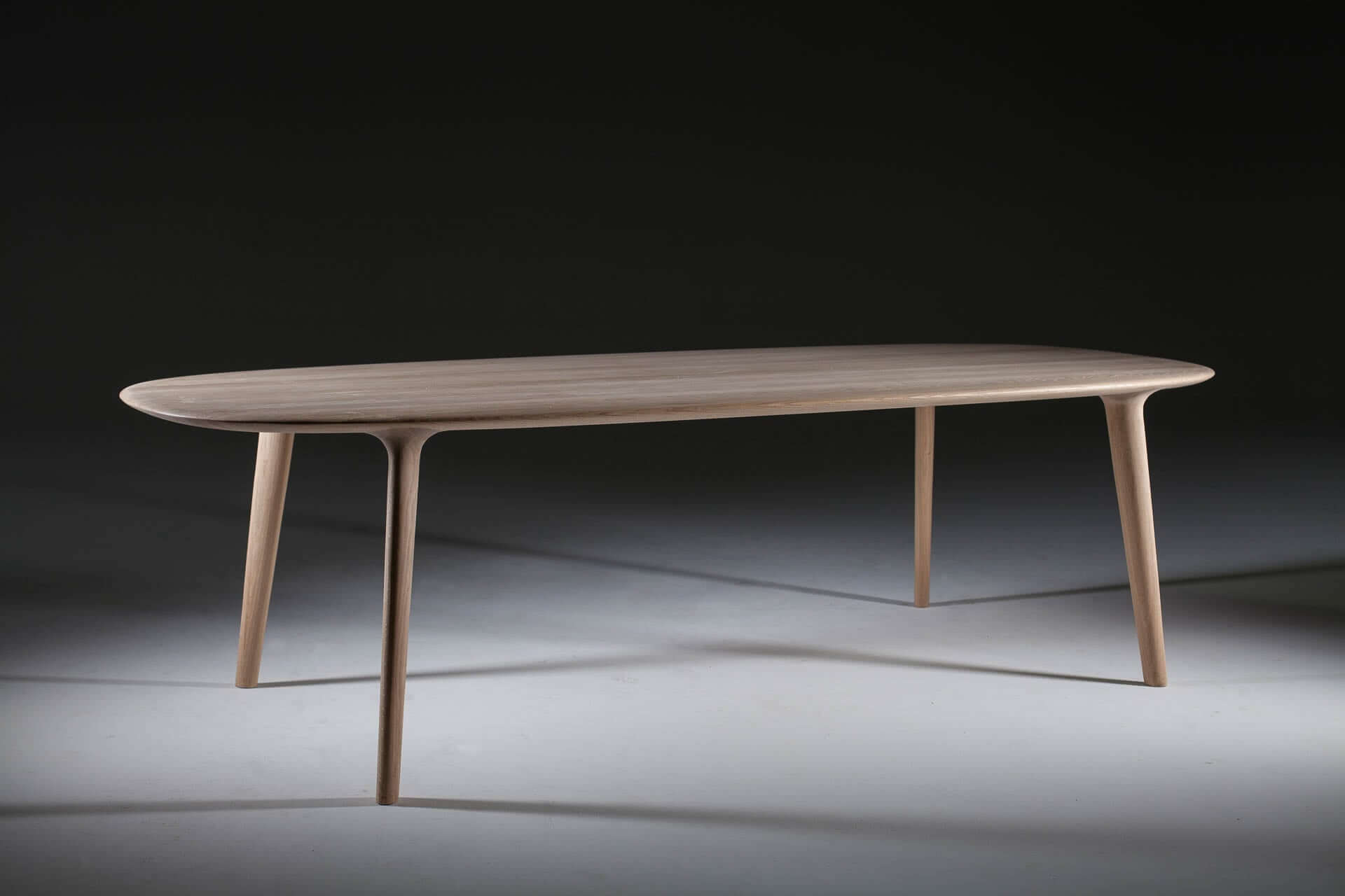 luc-oval-tisch-artisan-ahorn