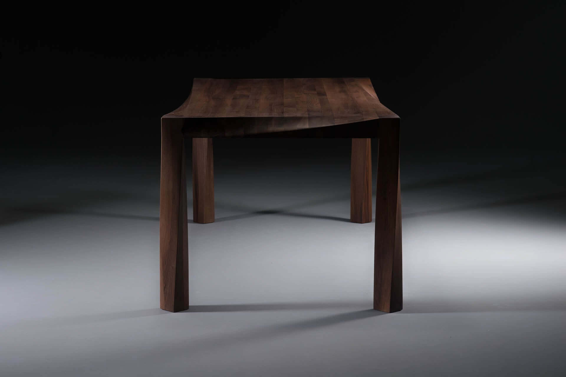 torsio-tisch-artisan-wallnuss