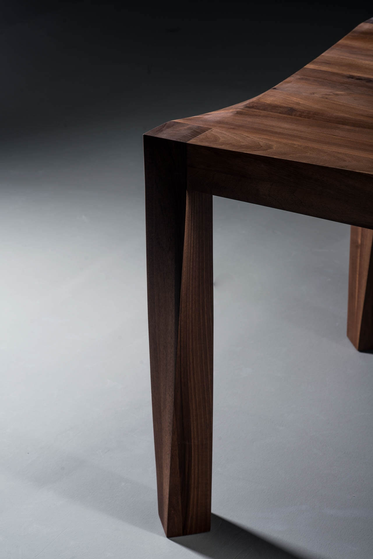 torsio-tisch-geschwungene-tischbeine-artisan