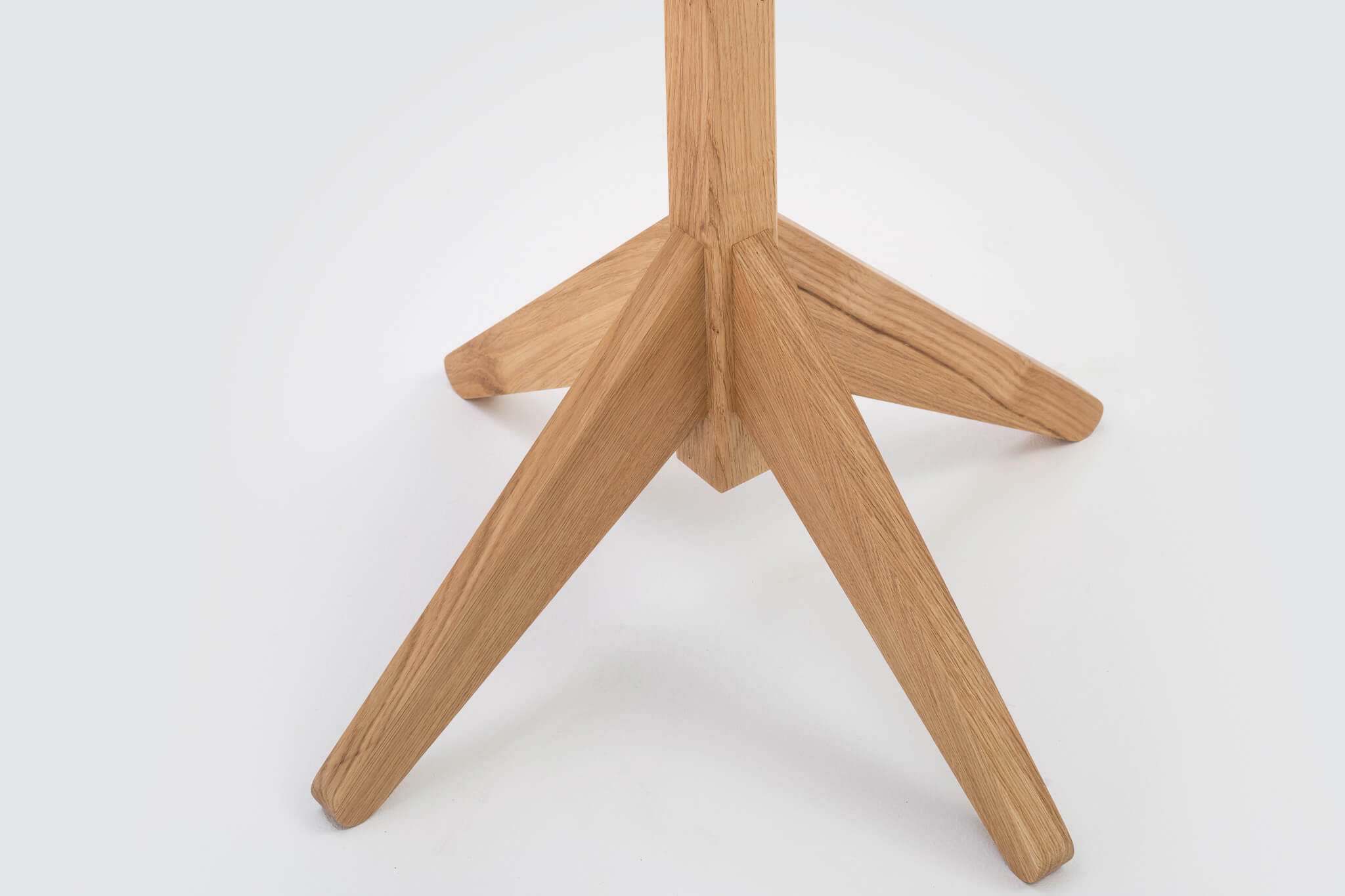 ba-designmoebel-moebello-kleiderstaender-holzfuss