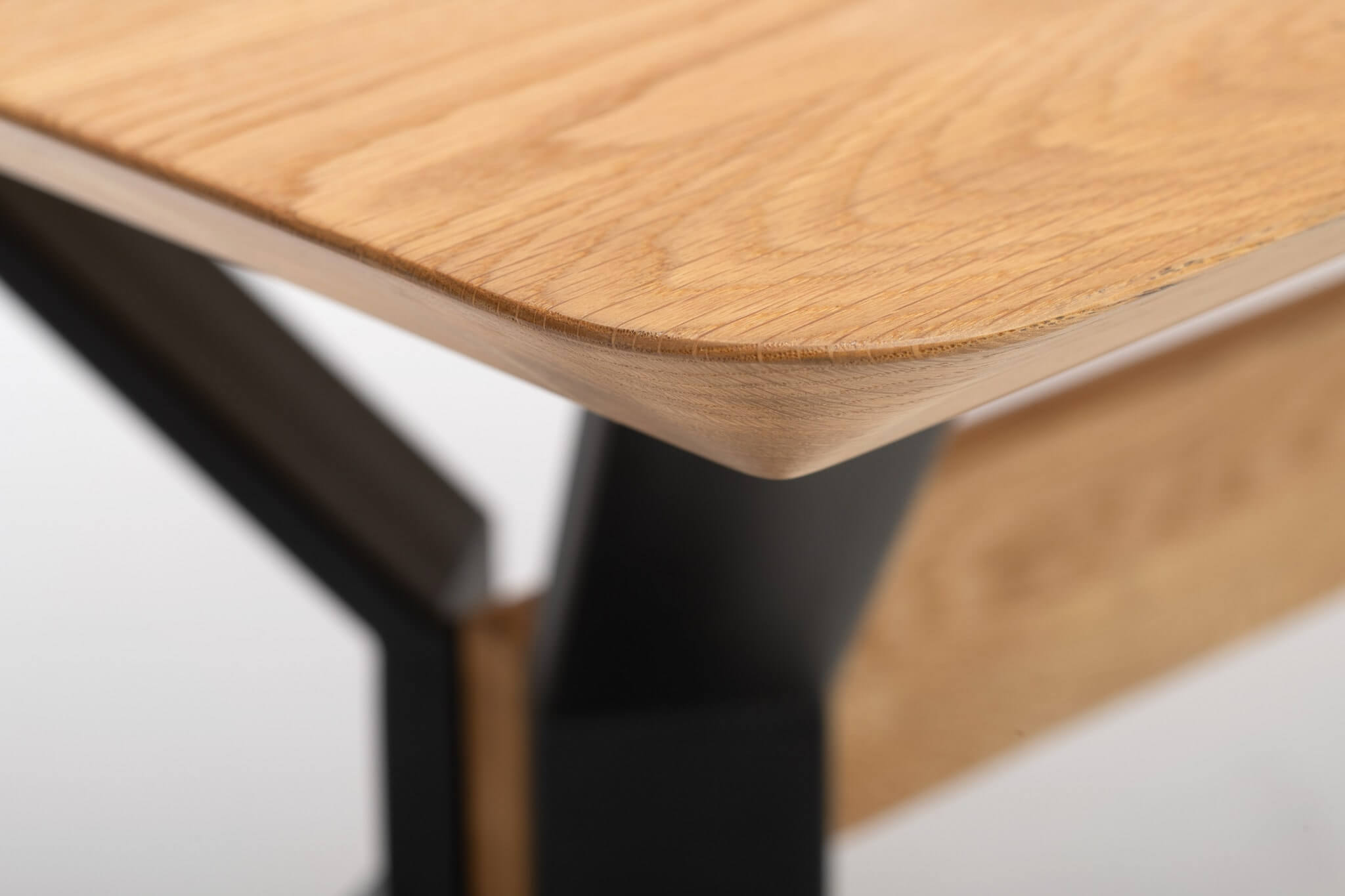 ba-designermoebel-mobello-esszimmertisch-massivholz-schwarz-metall-detail