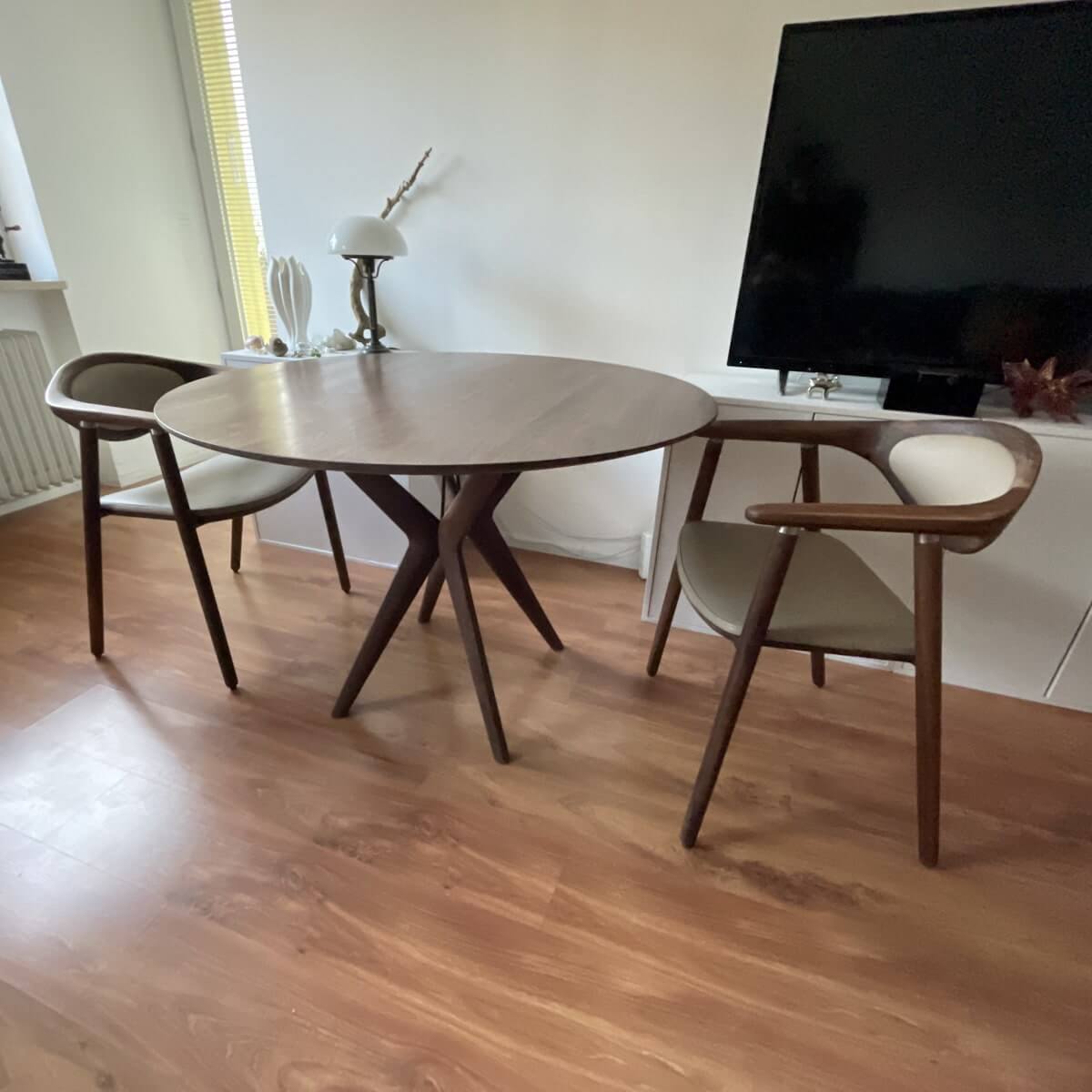 BA-Designermoebel-Lakri-Tisch-rund-Naru-Stuehle-mit-Leder BA-Designermoebel-Lakri-Tisch-rund-Naru-Stuehle-mit-Leder