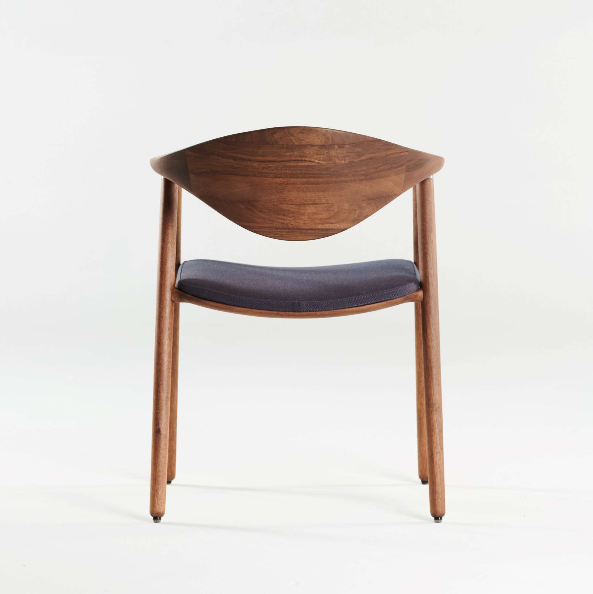 ba-designermoebel-artisan-muenchen-naru-stuhl-nussbaum